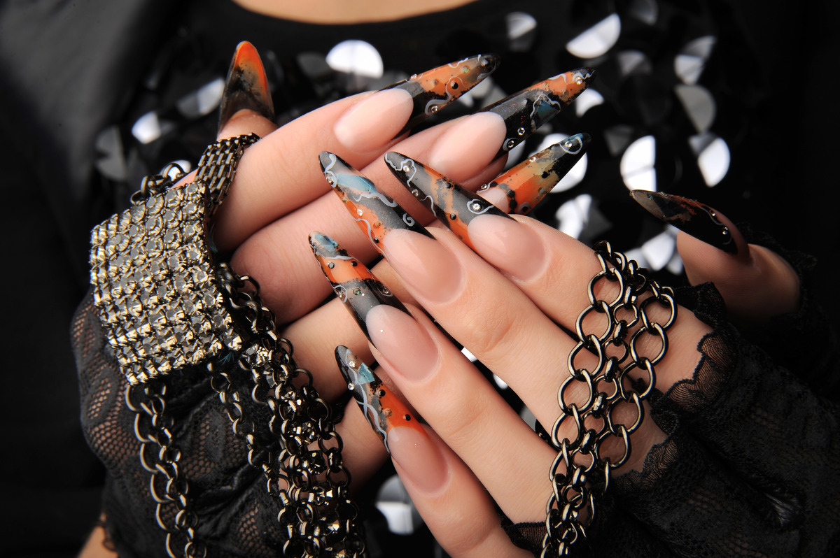 You are currently viewing Tricks and Treats: Creative Halloween Nail Art Ideas.
